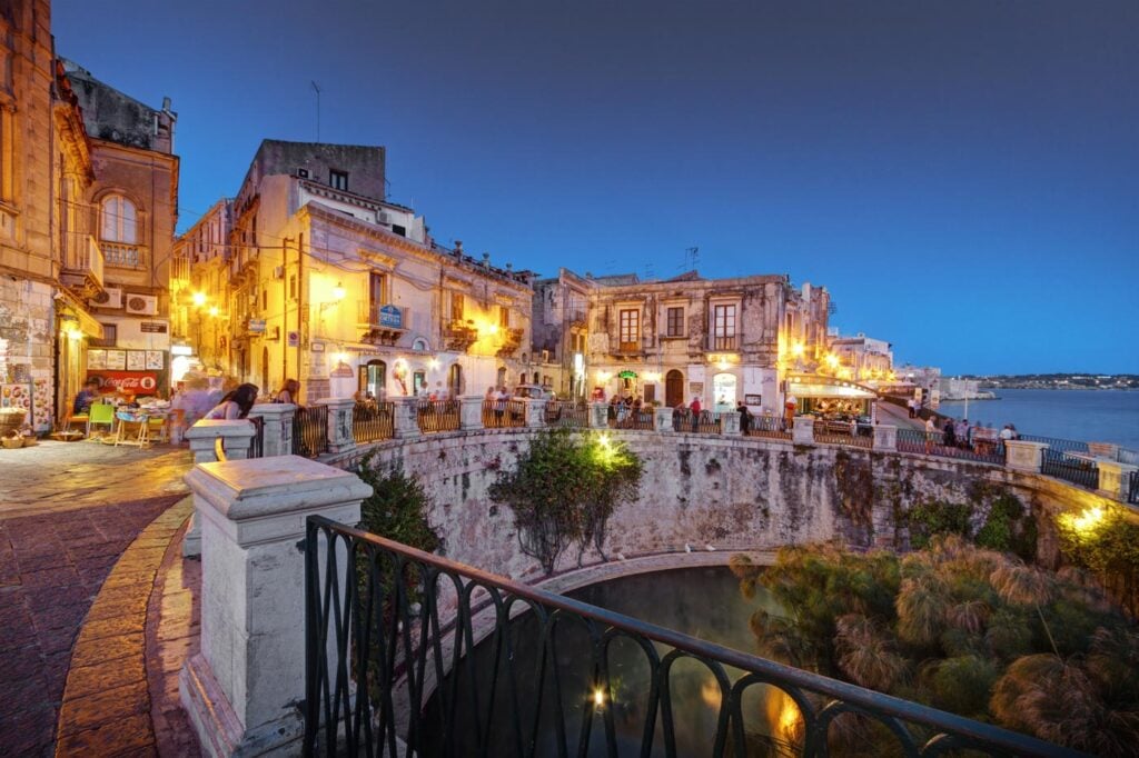 Da Siena a Siracusa, prosegue il tour della galleria Zak. Tra arte e geografia, una collettiva in un ex convento, trasformato in sede temporanea