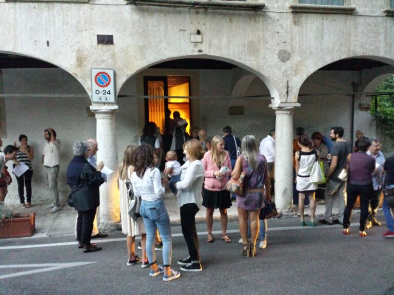 Ouverture Michele Spanghero e Michele Tajariol Svernissage Asolo 7 Due artisti per uno “svernissage”. Ad Asolo il progetto a quattro mani di Michele Spanghero e Michele Tajariol, fra sound art e fotografia, ecco le immagini dall’opening