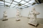 Rebecca Warren SHE 2003 Installation view The Human Factor Hayward Gallery 2014 ® the artist Photo Linday Nylind 3 800x532 L’essere umano è tornato, anche nella scultura. Lo dicono a Londra