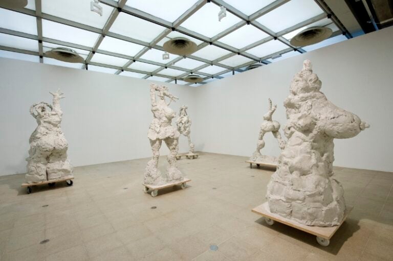 Rebecca Warren SHE 2003 Installation view The Human Factor Hayward Gallery 2014 ® the artist Photo Linday Nylind 3 800x532 L’essere umano è tornato, anche nella scultura. Lo dicono a Londra