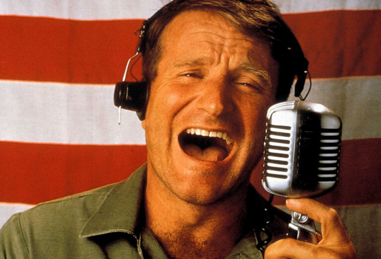 Robin Williams Good Morning Vietnam Quale forma dare all’icona Robin Williams? Ricordiamo il grande attore scomparso questa notte, con una galleria dei suoi personaggi più celebri
