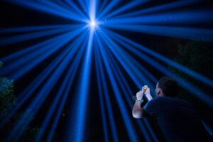 Quella colonna di suono e luce che fende i cieli di Londra. Ryoji Ikeda per Artangel: un’installazione in memoria dei cent’anni dalla Grande Guerra