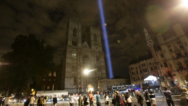 Ryoji Ikeda Spectra Londra 2014 5 Quella colonna di suono e luce che fende i cieli di Londra. Ryoji Ikeda per Artangel: un’installazione in memoria dei cent’anni dalla Grande Guerra