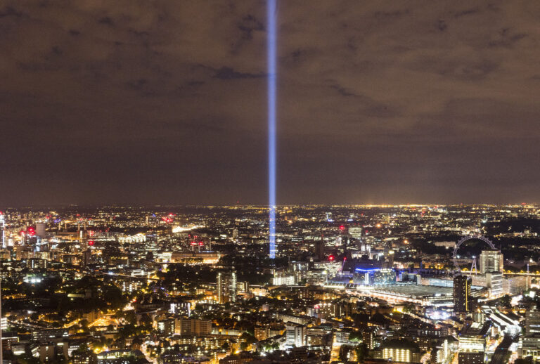 Ryoji Ikeda Spectra Londra 2014 6 Quella colonna di suono e luce che fende i cieli di Londra. Ryoji Ikeda per Artangel: un’installazione in memoria dei cent’anni dalla Grande Guerra