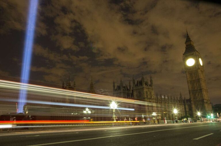Ryoji Ikeda Spectra Londra 2014 7 Quella colonna di suono e luce che fende i cieli di Londra. Ryoji Ikeda per Artangel: un’installazione in memoria dei cent’anni dalla Grande Guerra