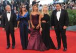 Sallusti Santanchè Barbara DUrs Paola Ferrari e marito Venezia Updates: bellezze ai red carpet. Tra la divina Emma Stone e la geniale Sandy Powell, spuntano pure la D'Urso e la Santanché...