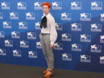 Sandy Powell al photocall Venezia Updates: bellezze ai red carpet. Tra la divina Emma Stone e la geniale Sandy Powell, spuntano pure la D'Urso e la Santanché...