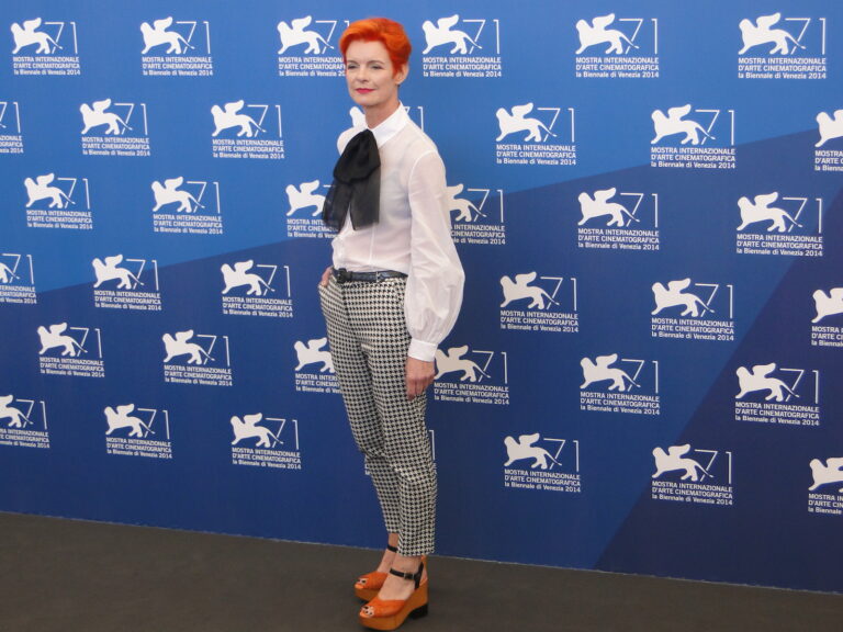 Sandy Powell al photocall Venezia Updates: bellezze ai red carpet. Tra la divina Emma Stone e la geniale Sandy Powell, spuntano pure la D'Urso e la Santanché...