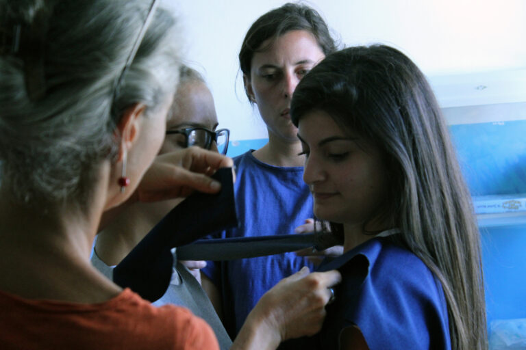 Set fotografico con Fern Blossom e Eva Di Franco Clothing GAP 2014 Juan Pablo Macías per Guilmi Art Project. Riflessioni tra arte contemporanea e antiche pratiche agricole, in una comunità montana del’Abruzzo. Il reportage fotografico