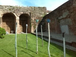 Solo montagna, boschi e gastronomia? No, l’estate della Valtellina è segnata anche dall’arte contemporanea: come a Tirano, dove la mostra pa{E/S}saggi invade corti e giardini dei palazzi storici