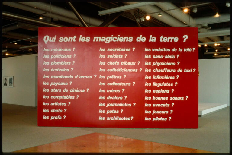 Vue de salle Magiciens de la terre Barbara Kruger∏ Centre Pompidou Bibliothäque Kandinsky photo Beatrice Hatala Les Magiciens de la Terre 25 anni dopo