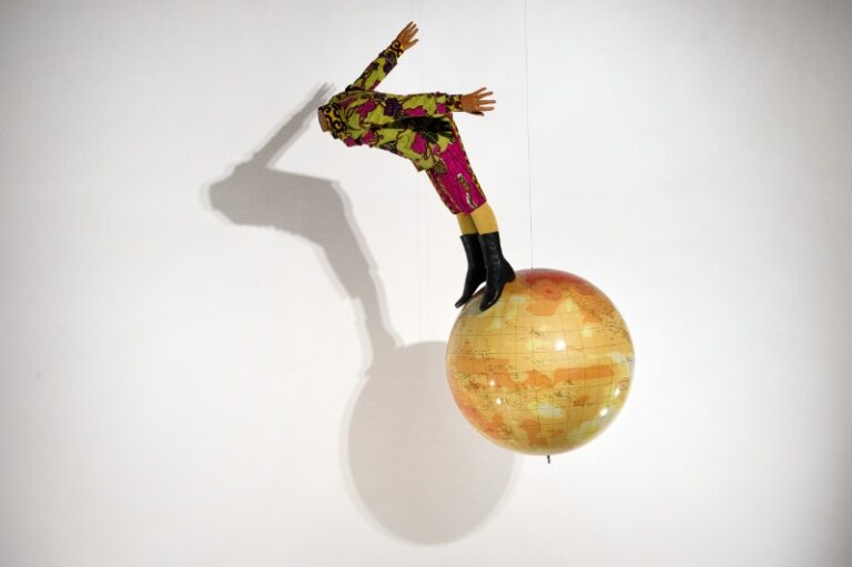 Yinka Shonibare Boy on Globe 2008 Installation view The Human Factor Hayward Gallery 2014 ® The Artist Photo Linday Nylind 800x532 L’essere umano è tornato, anche nella scultura. Lo dicono a Londra