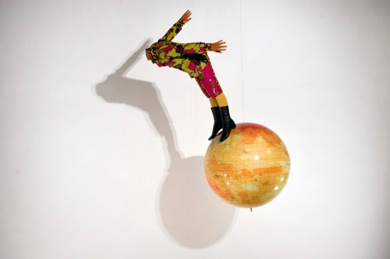 Yinka Shonibare Boy on Globe 2008 Installation view The Human Factor Hayward Gallery 2014 ® The Artist Photo Linday Nylind 800x532 L’essere umano è tornato, anche nella scultura. Lo dicono a Londra