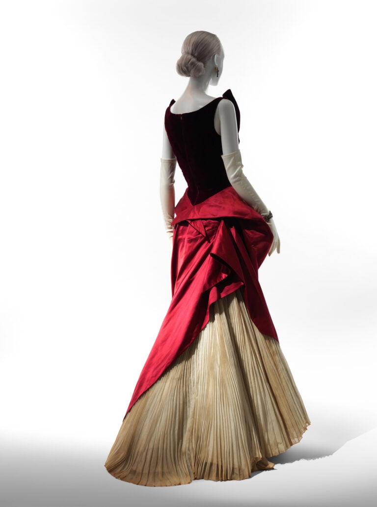 charles james ball gown Al ballo con Charles James, l’architetto-couturier. New York celebra il re degli abiti da sera