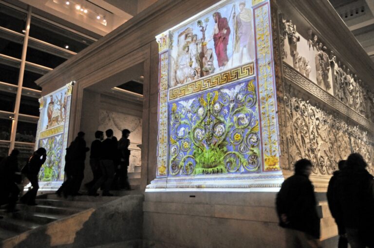 i colori dellara pacis L’Ara Pacis, come non l’avete vista mai. Spettacolo di luci e colori, a Roma, per celebrare il bimillenario dalla morte dell’Imperatore Augusto