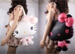 maxi bags Hello Kitty festeggiata anche dal MoCA di Los Angeles. L’icona per ragazzine compie quarant’anni. Mentre gli esperti sfatano un mito: un gatto? Macché…