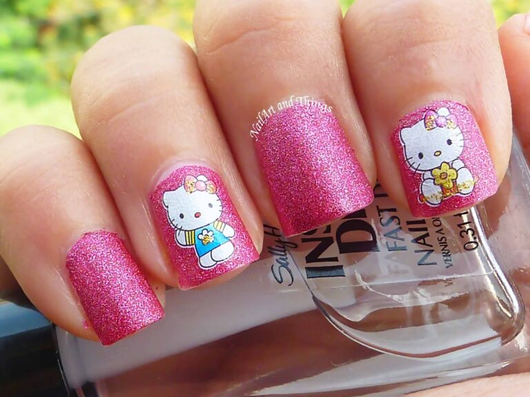 nails Hello Kitty festeggiata anche dal MoCA di Los Angeles. L’icona per ragazzine compie quarant’anni. Mentre gli esperti sfatano un mito: un gatto? Macché…