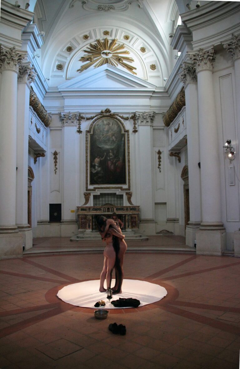 performance Centrum Naturae di Giovanni Gaggia e Mona Losa Tina foto di Nedo Zanolini 8 Due corpi nudi, quelli di Giovanni Gaggia e Mona Lisa Tina. E la stridente colonna sonora di Roberto Paci Dalò. Foto e video della performance Centrum naturae, a Pesaro