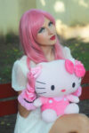 pink Hello Kitty festeggiata anche dal MoCA di Los Angeles. L’icona per ragazzine compie quarant’anni. Mentre gli esperti sfatano un mito: un gatto? Macché…