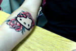 tatoo Hello Kitty festeggiata anche dal MoCA di Los Angeles. L’icona per ragazzine compie quarant’anni. Mentre gli esperti sfatano un mito: un gatto? Macché…