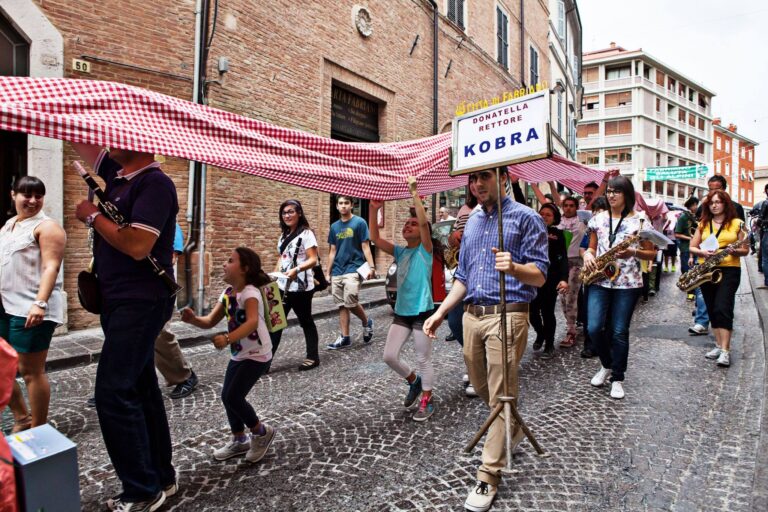 01.Marcello MalobertiMini Italia la sfilata per le vie del centro di Fabriano La Mini Italia di Marcello Maloberti e dei bambini di Fabriano. E-Straordinario for Kids