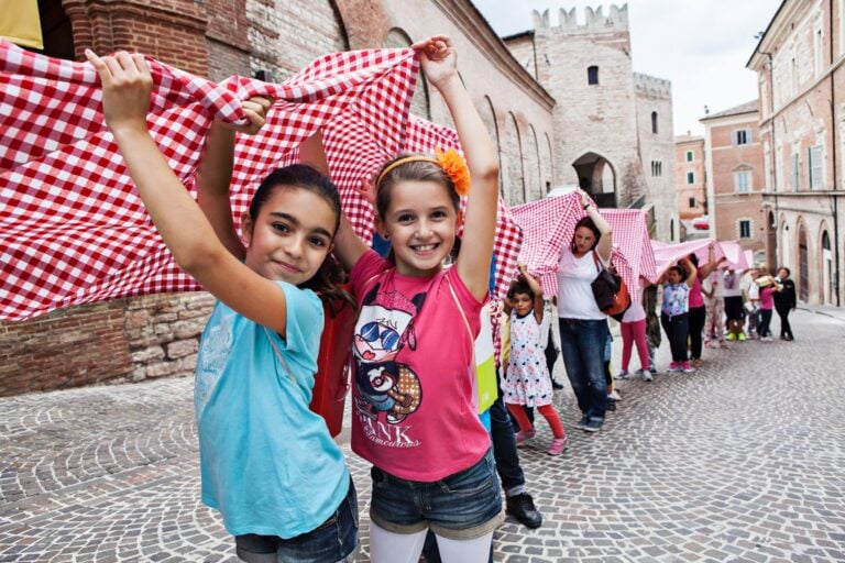 03.I figli dei dipendenti di Elica protagonisti della performance Mini Italia di Marcello Maloberti La Mini Italia di Marcello Maloberti e dei bambini di Fabriano. E-Straordinario for Kids