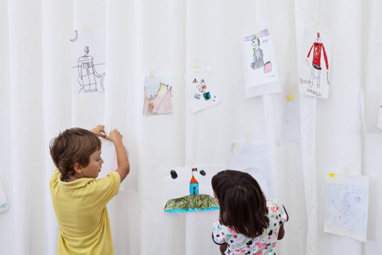 08.I figli dei dipendenti di Elica durante il laboratorio con lartista La Mini Italia di Marcello Maloberti e dei bambini di Fabriano. E-Straordinario for Kids