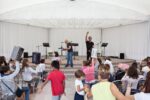 10.Marcello Maloberti e i figli dei dipendenti di Elica durante il laboratorio La Mini Italia di Marcello Maloberti e dei bambini di Fabriano. E-Straordinario for Kids