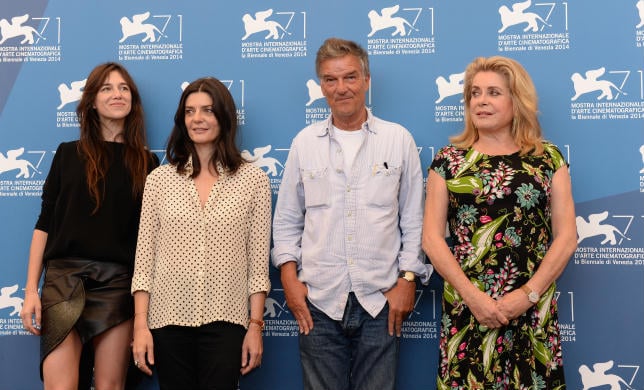 3 coeur photocall Venezia Updates: secondo giro tra i red carpet. Da Charlotte Gainsbourg a Uma Thurman, lezioni di stile, carattere, personalità. Tra set e vita vera