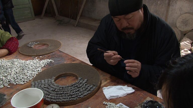 Ai Weiwei al lavoro Sky Arte updates: Ai Weiwei il politico in onda con “Never Sorry”, documentario che indaga il ruolo dell’artista come attivista in Cina