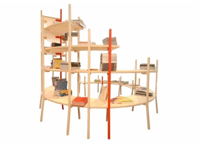 Andrea Fantinato Torre libreria in legno senza parti metalliche 2 Design autoprodotto. È tempo di Source, festival fiorentino