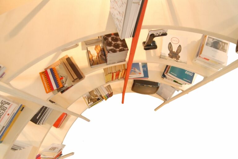 Andrea Fantinato Torre libreria in legno senza parti metalliche Design autoprodotto. È tempo di Source, festival fiorentino