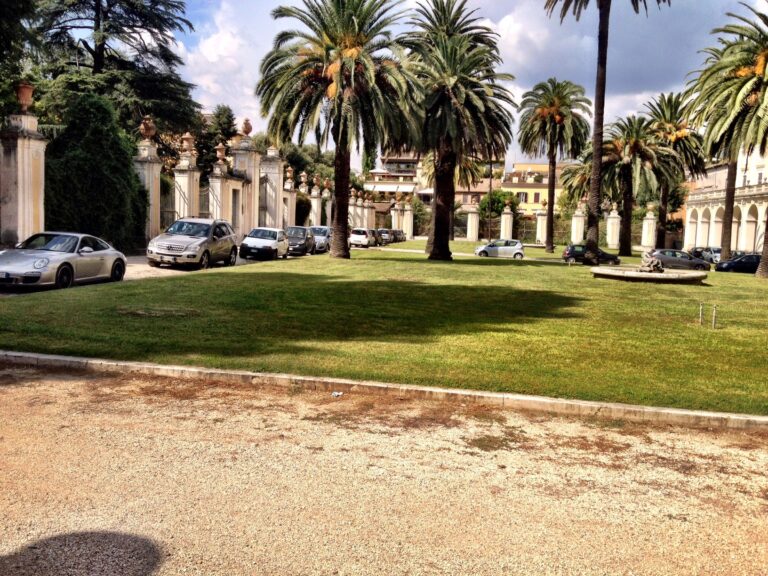 Auto in sosta a Palazzo Corsini A Roma gli stupendi giardini di Palazzo Corsini trasformati in garage a cielo aperto. Addetti della Soprintendenza e Accademici dei Lincei non possono trovar posteggio regolarmente