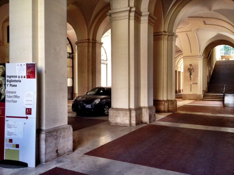 Auto in sosta a Palazzo Corsini 1 A Roma gli stupendi giardini di Palazzo Corsini trasformati in garage a cielo aperto. Addetti della Soprintendenza e Accademici dei Lincei non possono trovar posteggio regolarmente