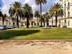 Auto in sosta a Palazzo Corsini A Roma gli stupendi giardini di Palazzo Corsini trasformati in garage a cielo aperto. Addetti della Soprintendenza e Accademici dei Lincei non possono trovar posteggio regolarmente