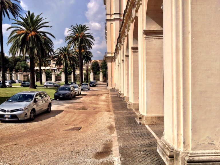 Auto in sosta a Palazzo Corsini 2 A Roma gli stupendi giardini di Palazzo Corsini trasformati in garage a cielo aperto. Addetti della Soprintendenza e Accademici dei Lincei non possono trovar posteggio regolarmente