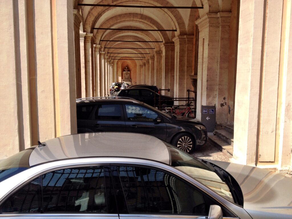 A Roma gli stupendi giardini di Palazzo Corsini trasformati in garage a cielo aperto. Addetti della Soprintendenza e Accademici dei Lincei non possono trovar posteggio regolarmente