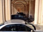 Auto in sosta a Palazzo Corsini 4 A Roma gli stupendi giardini di Palazzo Corsini trasformati in garage a cielo aperto. Addetti della Soprintendenza e Accademici dei Lincei non possono trovar posteggio regolarmente