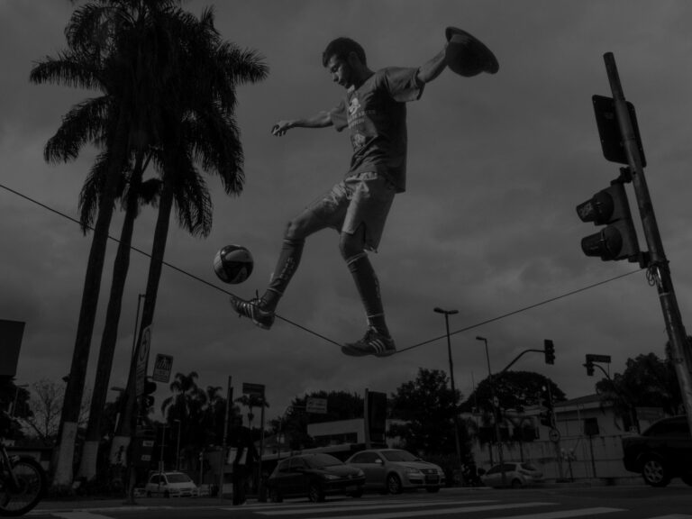 BRAZIL. Sao Paulo. July 11 2014. Jalison Nougueira 22 who earns money by performing everyday on Rua dos Estados Unido at the corner of Aenida 9th Julho. Hes been training as a freestyle footballer on a tight rope since he was 11 ye Il bello e il brutto dei Mondiali di Calcio in Brasile. A Torino due mostre della Magnum da Adplog, lo spazio di Alessandro Del Piero. Prove generali per il futuro Centro Italiano per la Fotografia Camera