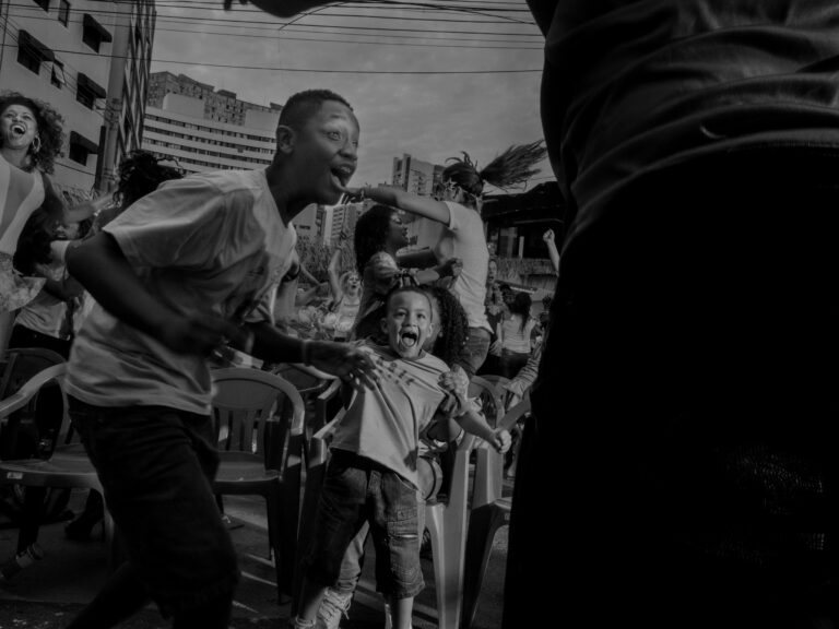 BRAZIL. Sao Paulo. June 28 2014. Brazilian supporters watching a broadcast of the Brazil Chile world cup match which Brazil won in the end. © Alex MajoliMagnum Photos Il bello e il brutto dei Mondiali di Calcio in Brasile. A Torino due mostre della Magnum da Adplog, lo spazio di Alessandro Del Piero. Prove generali per il futuro Centro Italiano per la Fotografia Camera