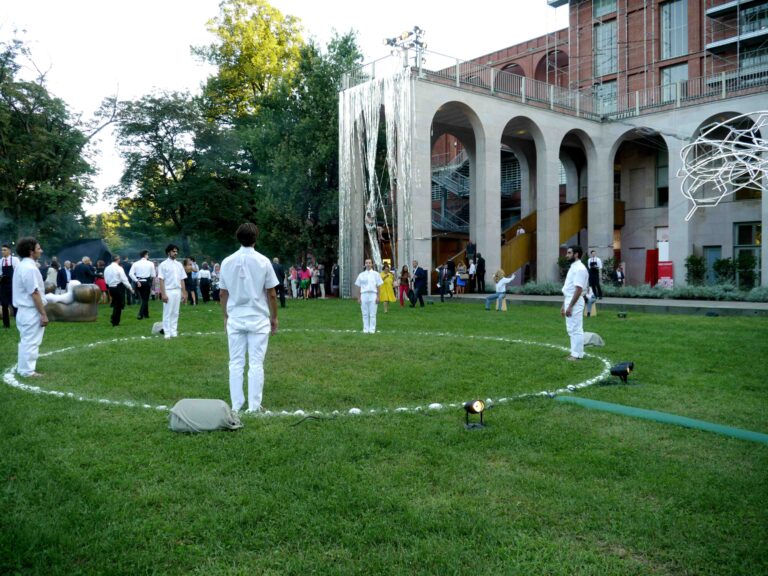 Bob Wilson alla Triennale per illy 4 Bob Wilson alla Triennale di Milano per illy: foto e video dalla "Red Night" per la presentazione della tazzina griffata Watermill Center