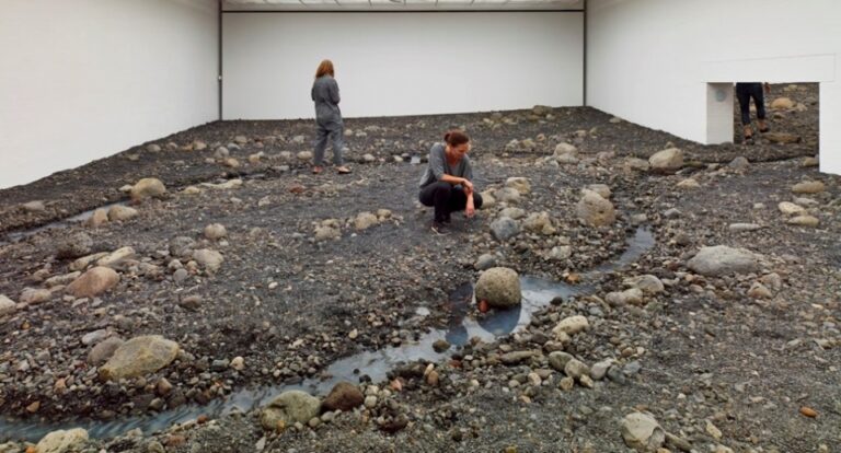 CF017118 Olafur Eliasson, Riverbed. Passeggiata lungo il fiume, tra le pareti di un museo