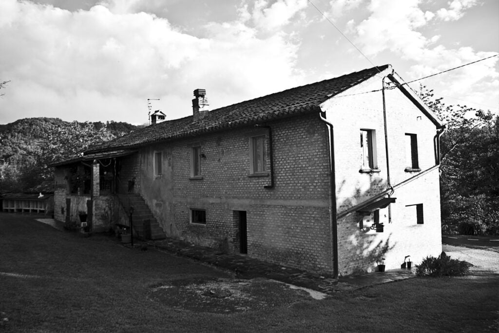 Aspettando l’equinozio d’autunno, a Casa Sponge. Finissage intorno al fuoco: nelle foto di Gianluca Panareo la performance di Francesca Romana Pinzari