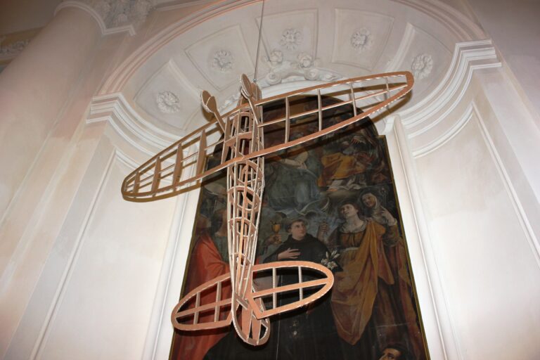 Chris Gilmour Air Model Se dico aria… Inno alla levità: scultura contemporanea, in una chiesa antica