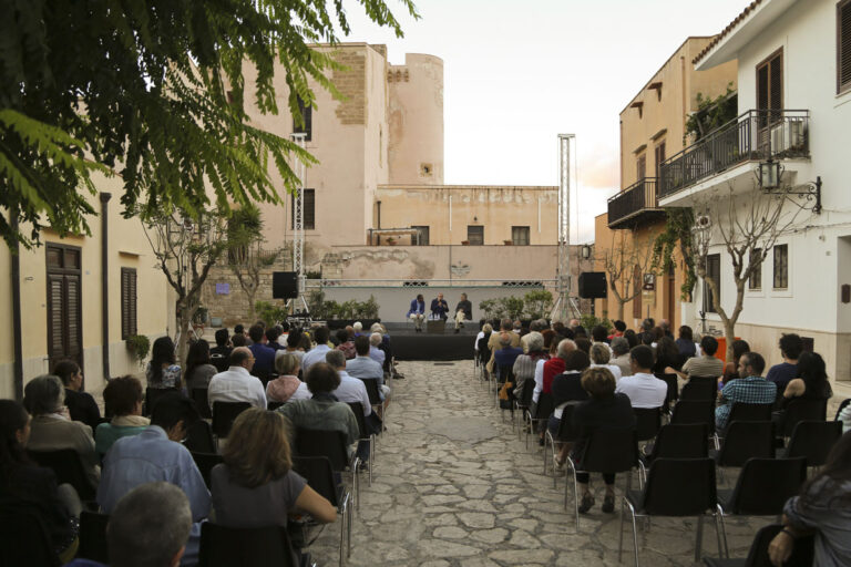 CiciFilmFestival 7010B Castellammare, anticipazioni dal set urbano del Cici festival. Fotografie, registi, cenni sulle storie. Nell'attesa dei corti vincitori