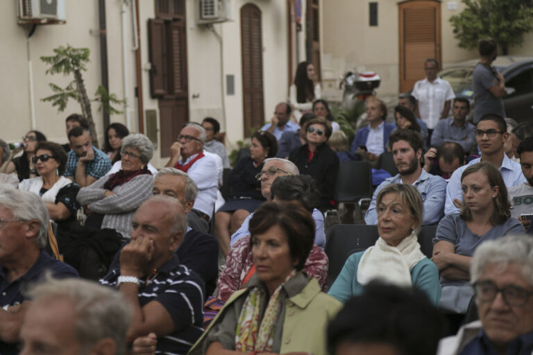 CiciFilmFestival 7027B Castellammare, anticipazioni dal set urbano del Cici festival. Fotografie, registi, cenni sulle storie. Nell'attesa dei corti vincitori