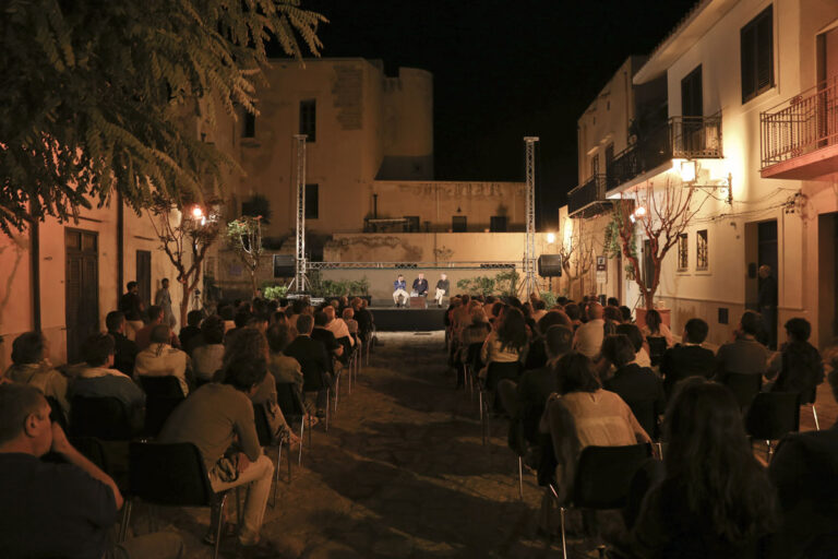 CiciFilmFestival 7064B Castellammare, anticipazioni dal set urbano del Cici festival. Fotografie, registi, cenni sulle storie. Nell'attesa dei corti vincitori