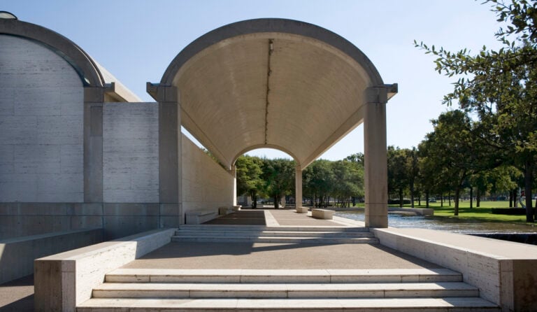Colonnade on the north side Kimbell Art Museum Fort Worth Texas Louis Kahn 1966 72 © 2010 Kimbell Art Museum Fort Worth photo Robert LaPrelle Louis Kahn: Il potere dell’architettura