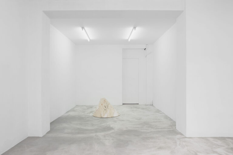 Italiani in trasferta. Immagini della prima personale di Francesco Gennari alla Galleria Antoine Levi, a Parigi. In Francia, a casa di un francese mezzo italiano