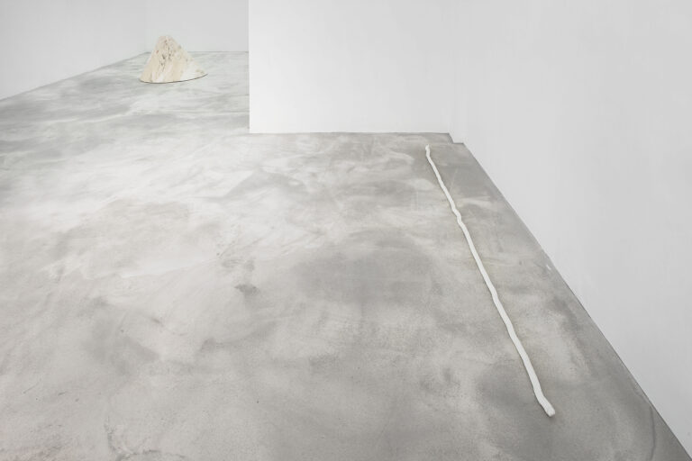 Italiani in trasferta. Immagini della prima personale di Francesco Gennari alla Galleria Antoine Levi, a Parigi. In Francia, a casa di un francese mezzo italiano